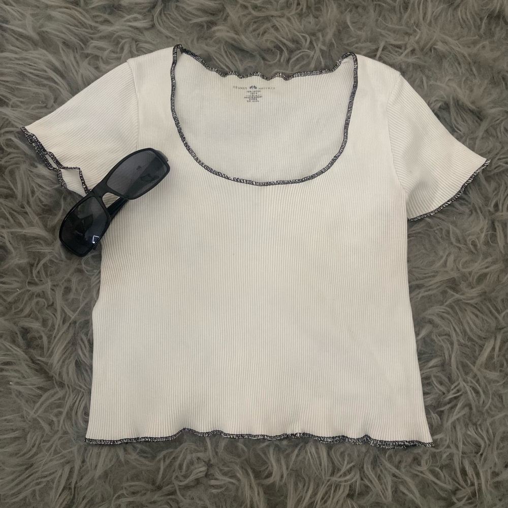 RARE Brandy Melville, raw seam, white crop top 💖